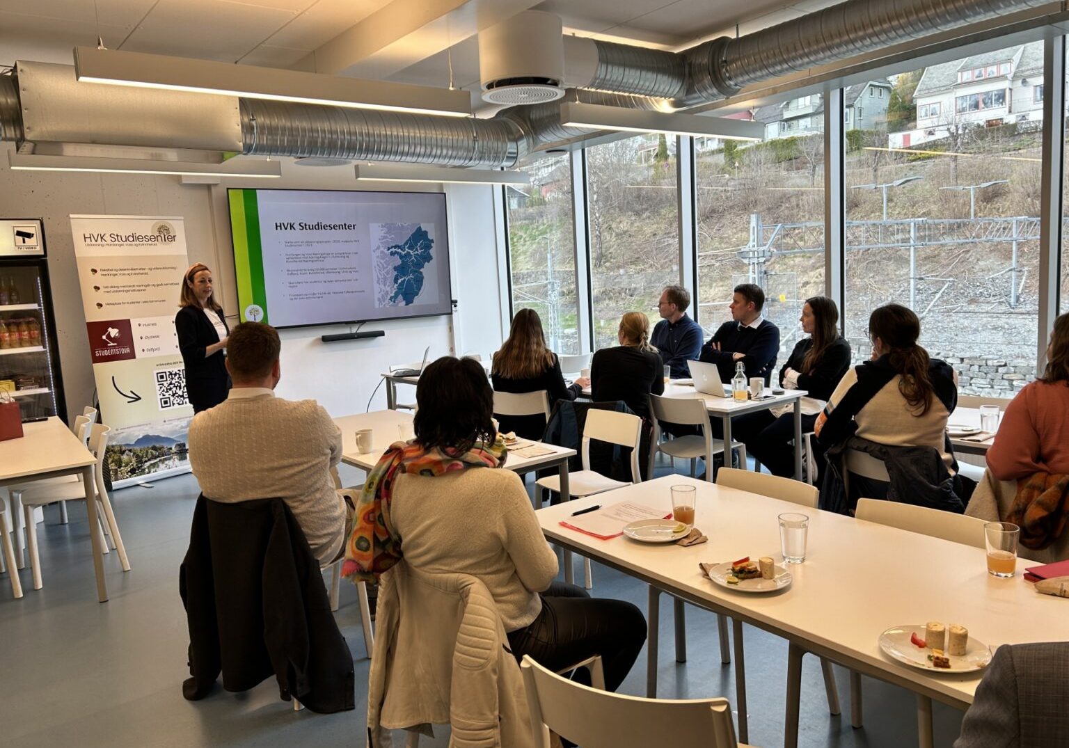 Prosjektleiar Sofie Torlei Olsen presenterte HVK Studiesenter for dei besøkjande. Foto: Amanda Bjørnenak
